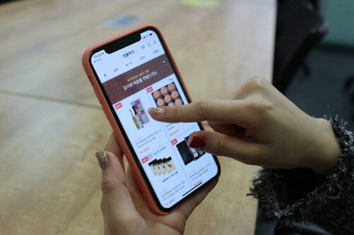 카카오톡 선물하기 서비스. <롯데백화점 제공>